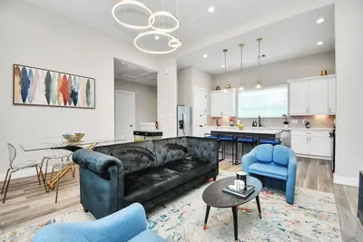 Image de Gated, Comfy & Modern 3 Bdr Townhome Centrally located near Airport.