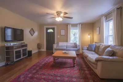 Image de 1-Br Gem Near Downtown & Nature Escapes