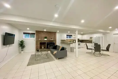 Image de 2 Bedroom Large & Open Concept Basement Apartment