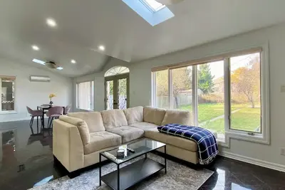 Image de Upscale & Bright 6 Bedroom 2. 5 Bathroom House
