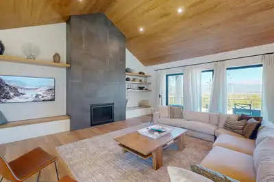 Image de Modern home with a hot tub, washer\/dryer & spacious deck