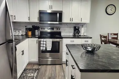 Image de Charming 1-bedroom condo in delightful Red Deer with WiFi, fitness room