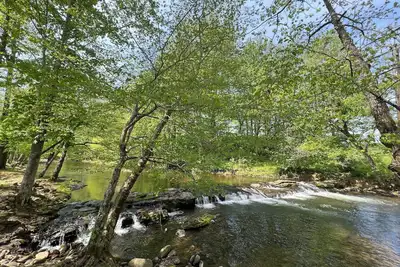 Image de Waterfall Rush Tiny Home on River