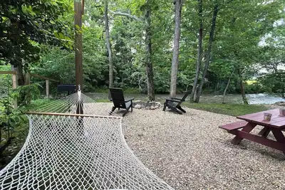 Image de #1 tiny home on the river with hot tub and wifi