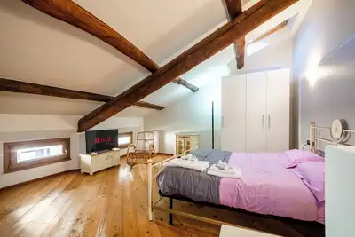 Image de (Artist's Nest) Attic in the Center near the Lake