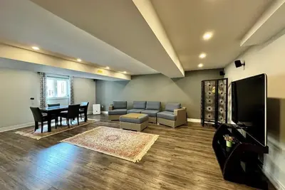 Image de Spacious & Luxurious Richmond Hill \"Basement\"