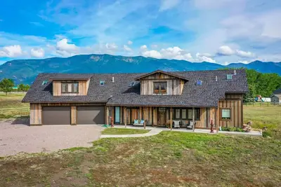 Image de Glacier Homestead Estates - Sweeping Mountain Views
