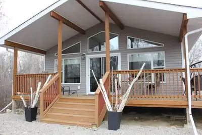 Charming 3-bedroom cottage with WiFi and Ac in fabulous Hillside/Victoria Beach