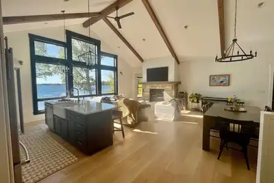 Image de New modern lake home on 5 acres with 300 ft sandy lakeshore