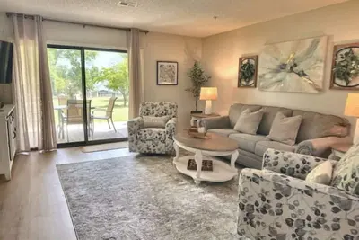 Image de 3 Min to Strip! Indoor Pool, Hot tub, Sauna, new!