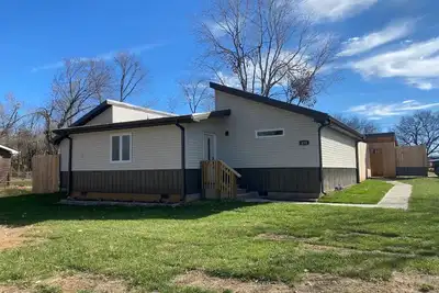 Image de New modern ranch close to base