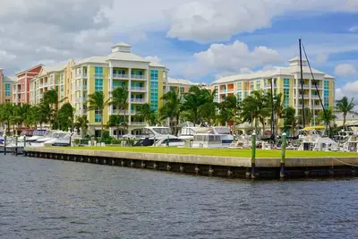 Image de Luxurious, family-friendly 3br condo on the water
