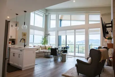 Image de The Luna | New Penthouse w Patio, Lake & Mtn Views