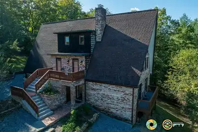 Image de Bluebird Chalet - Swiss-style luxury w/hot tub