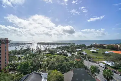 Image de Breathtaking Direct Bay Views: 2/2. 5 Condo includes Parking