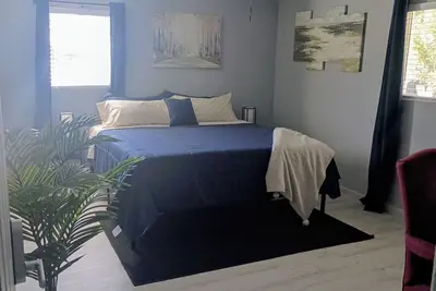 Image de Modern Industrial Oasis - Private Room w/ King Bed, WiFi, Free Parking & More!