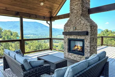 Image de Hang Yer Hat - Breathtaking Views + Elegant Modern Interiors!