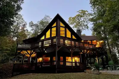 Image de Time for family! Porch fireplace, firepit, Wifi, pool table, pet friendly!