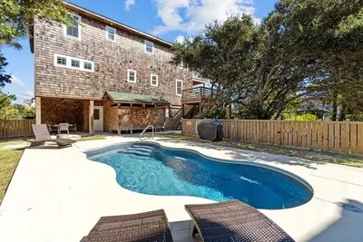 Image de Gaddy Shack | 500 ft to the beach | Private Pool and Hot Tub