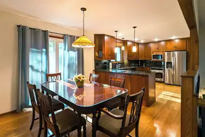 Image de Modern & cozy 3br family retreat in south Overland Park