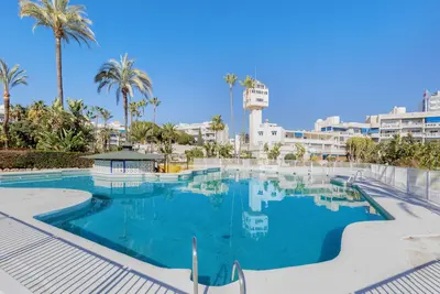 Image de Appartement 'Apartamento Junto Al Mar Costa Lago' avec piscine partagée, Wi-Fi et climatisation