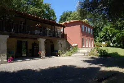 Image de Maison de campagne \"Quinta De Amares\" avec vue sur les montagnes, piscine privée et Wi-Fi