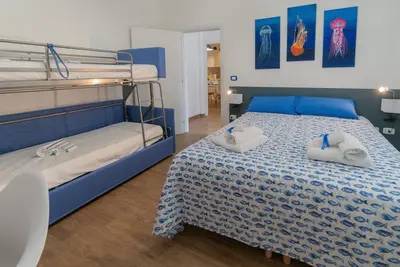 Image de Appartement 'Marlù Piano Terra' avec vue sur la mer, Wi-Fi et climatisation