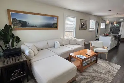 Image de The Pad is a Newly renovated home -2024 - comfortable with modern amenities.
