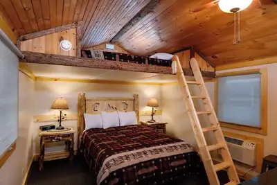 Image de Small Standalone Private Cabin with Loft and Kitchenette, Firepits, Bbq