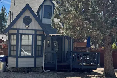 Image de Cozy 2-bedroom cabin in delightful Big Bear City with Ac, WiFi, Heater