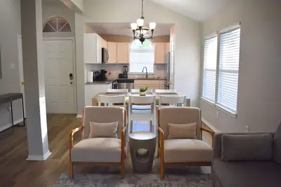 Image de Modern 3 Bdr home! Near everything!