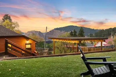 JoLee Pines, Close to attractions