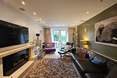 Image de Cosy 5-Bed Home with Driveway and Garden