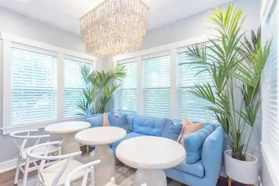 Image de Designer Downtown Home, Assn Pool, Walk To Beach