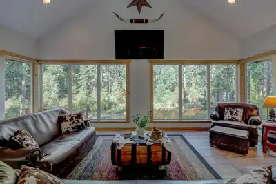 Image de Serene Waterfront Cabin with Sauna & Beach Access