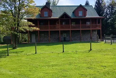 Image de Cozy cabin in Honey Brook, Pa with hot tub, jacuzzi, large outdoor deck and more!
