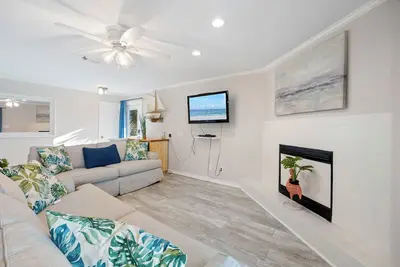 Image de New Waterfront Listing! Lots Of Room & The Gulf Is Only Steps Away!