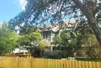 Image de Gray Whale: Fenced Yard | Screened Porch