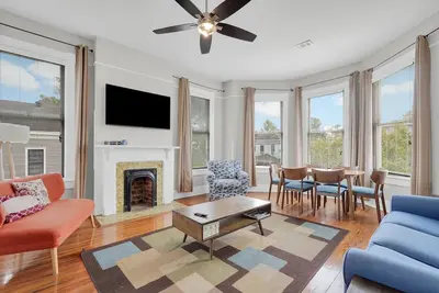 Image de Bright + Airy Home w/ Private Parking in Victorian District by Lucky Savannah