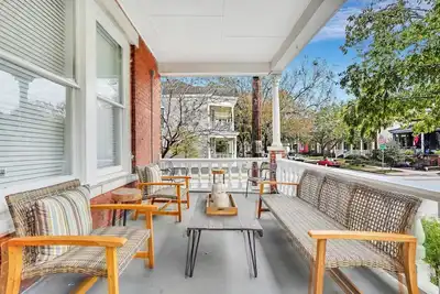 Image de Charming Home w/ Cozy Porches, Courtyard, and Parking by Lucky Savannah