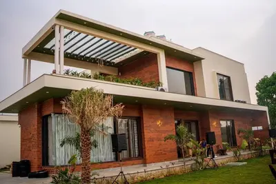 Image de 2. 5 acres, 5 luxury rooms, master suite with bathtub, pool, kids area, Lawn.