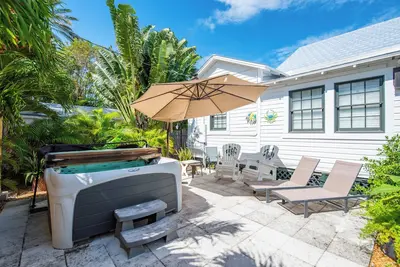 Image de Garden of Roses | Private Hot Tub, Prime Key West Location! - Monthly Rental