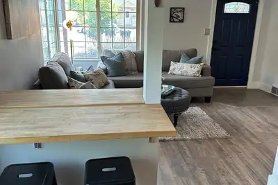 Image de 15 Minute walk to Byu! ! Updated 2 Bed 1 Bath home with all you need.