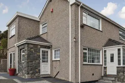 Image de A boutique-style, detached house, with every room having stylish décor and furnishings.