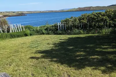 Image de Luxury 1 bedroomed cottage, sits on the waters edge with breathtaking views.