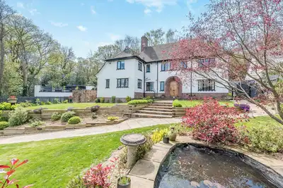 Image de 6 chambres à coucher à Caldy, near West Kirby, Wirral