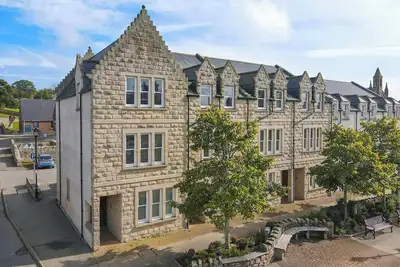 Image de 1 Argyle Place is a stylish end-of-terrace three-bedroom townhouse in the centre of Dornoch.