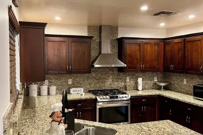 Image de Private 4bd 2ba, Kbed, 5TVs, 2 65” tv, 6beds, Ac, WiFi, 2 Story Home