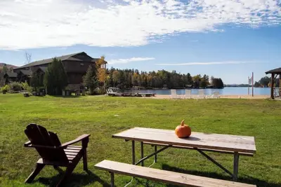 Image de Cedar Beachside Cabin at Ampersand Bay Resort\n