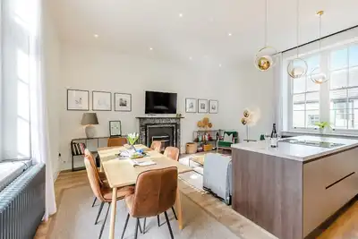 Image de Upstairs is a stylish duplex apartment oozing luxury accommodation throughout.